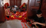 Trắng đêm may cờ Tổ quốc, in băng rôn phục vụ người hâm mộ bóng đá Việt Nam